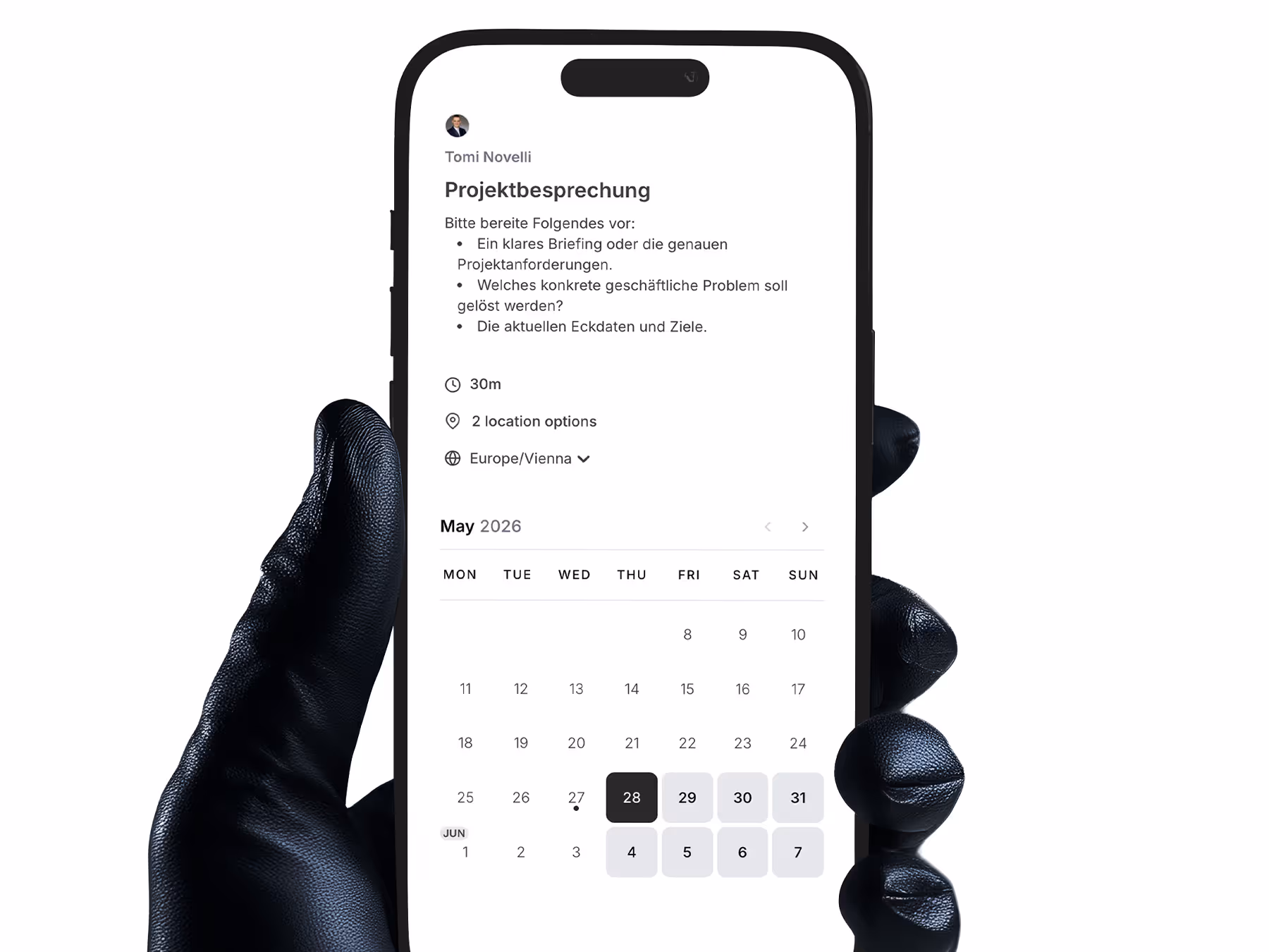 Hand in schwarzem Handschuh hält Smartphone mit Projektbesprechung und Kalender für Mai 2026.