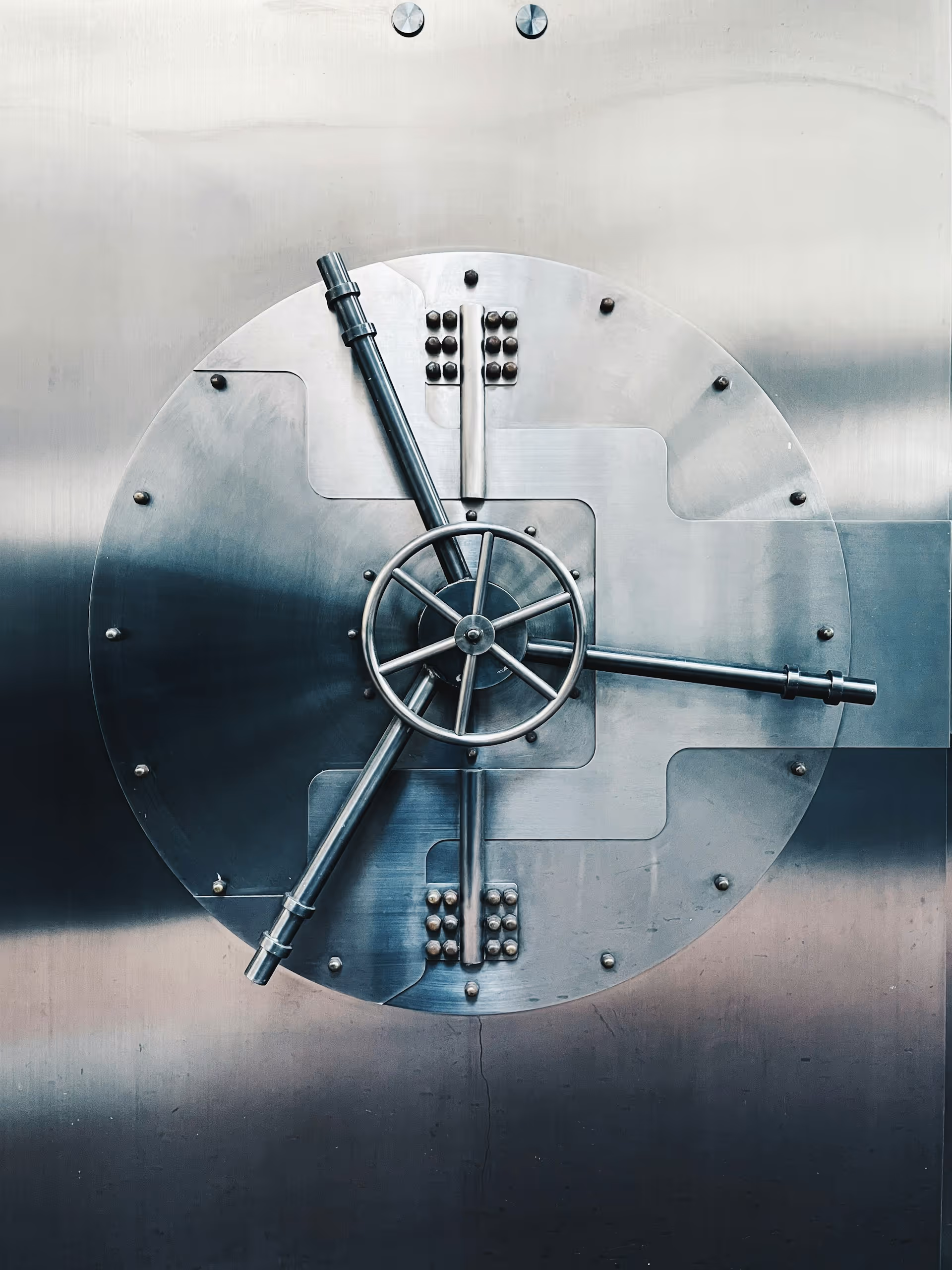 Bankschließfach mit Schlüsselübergabe als Sinnbild für die sichere Übergabe von Credentials und 2FA-Codes über einen verschlüsselten Bitwarden-Vault