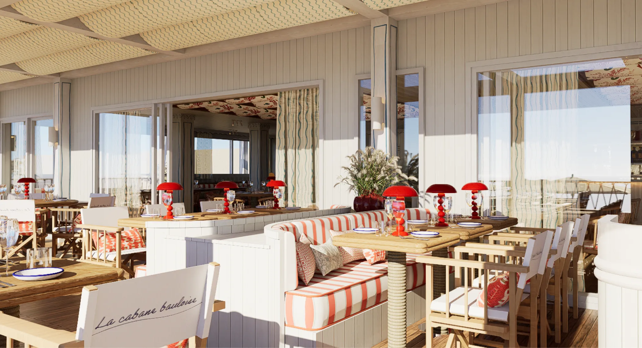 Terrasse d'un restaurant avec tables en bois, lampes rouges, chaises en bois et banquettes rayées orange et blanc.