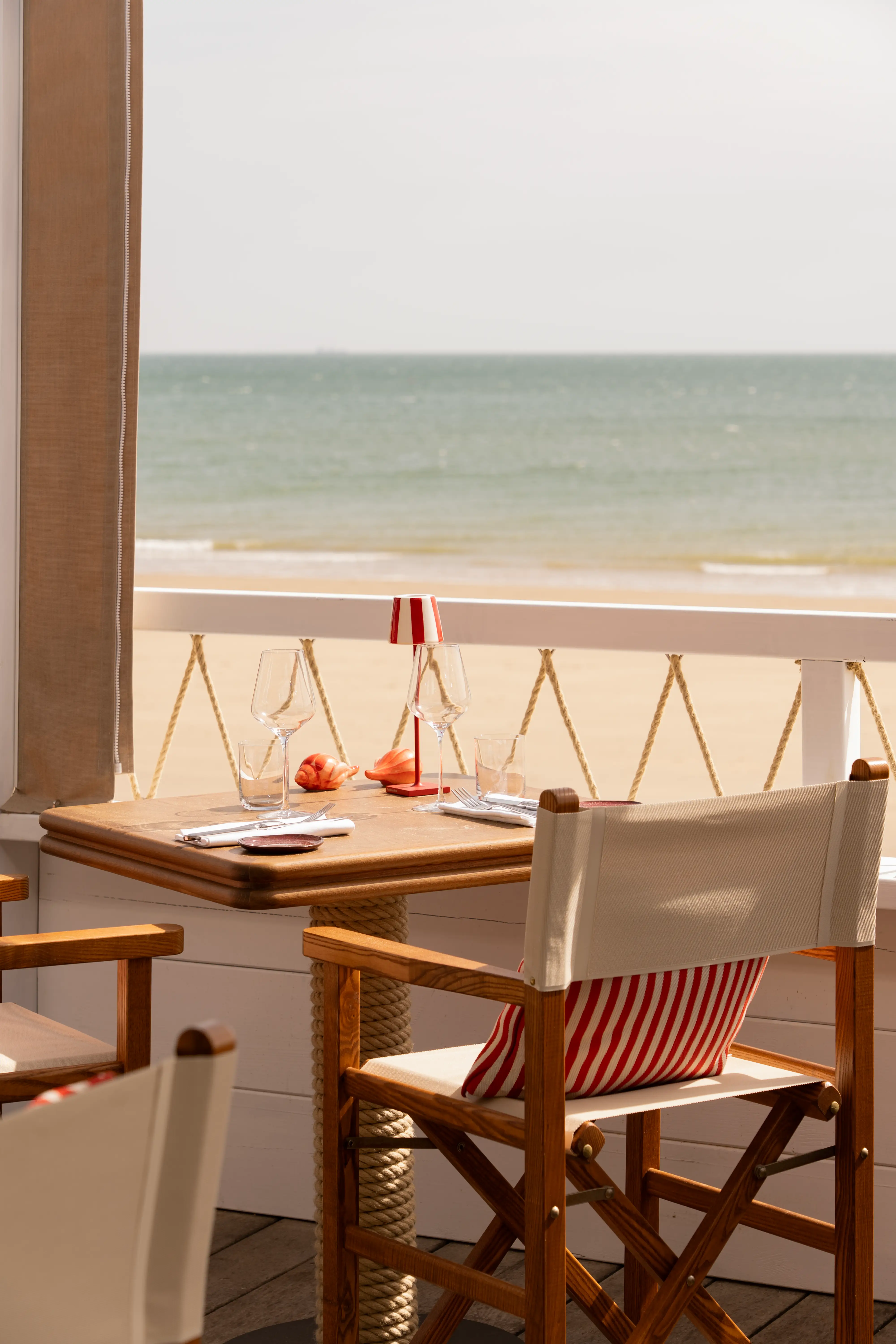 Terrasse de restaurant avec vue mer pour une ambiance chaleureuse.