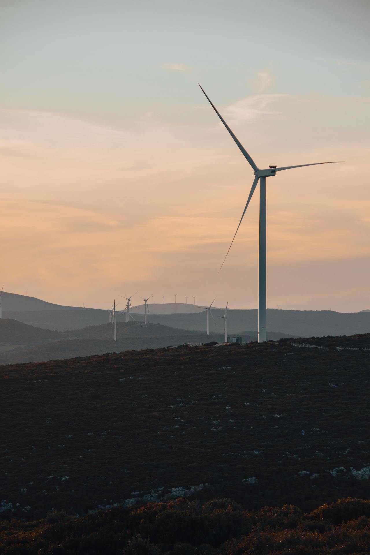 Photo by Tugay Kocatürk: https://www.pexels.com/photo/wind-turbine-in-countryside-16550805/