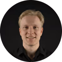 Ich weiß nicht, wer das ist. 

Mann mit blondem Haar in dunklem Hemd vor schwarzem Hintergrund, lächelt in die Kamera.