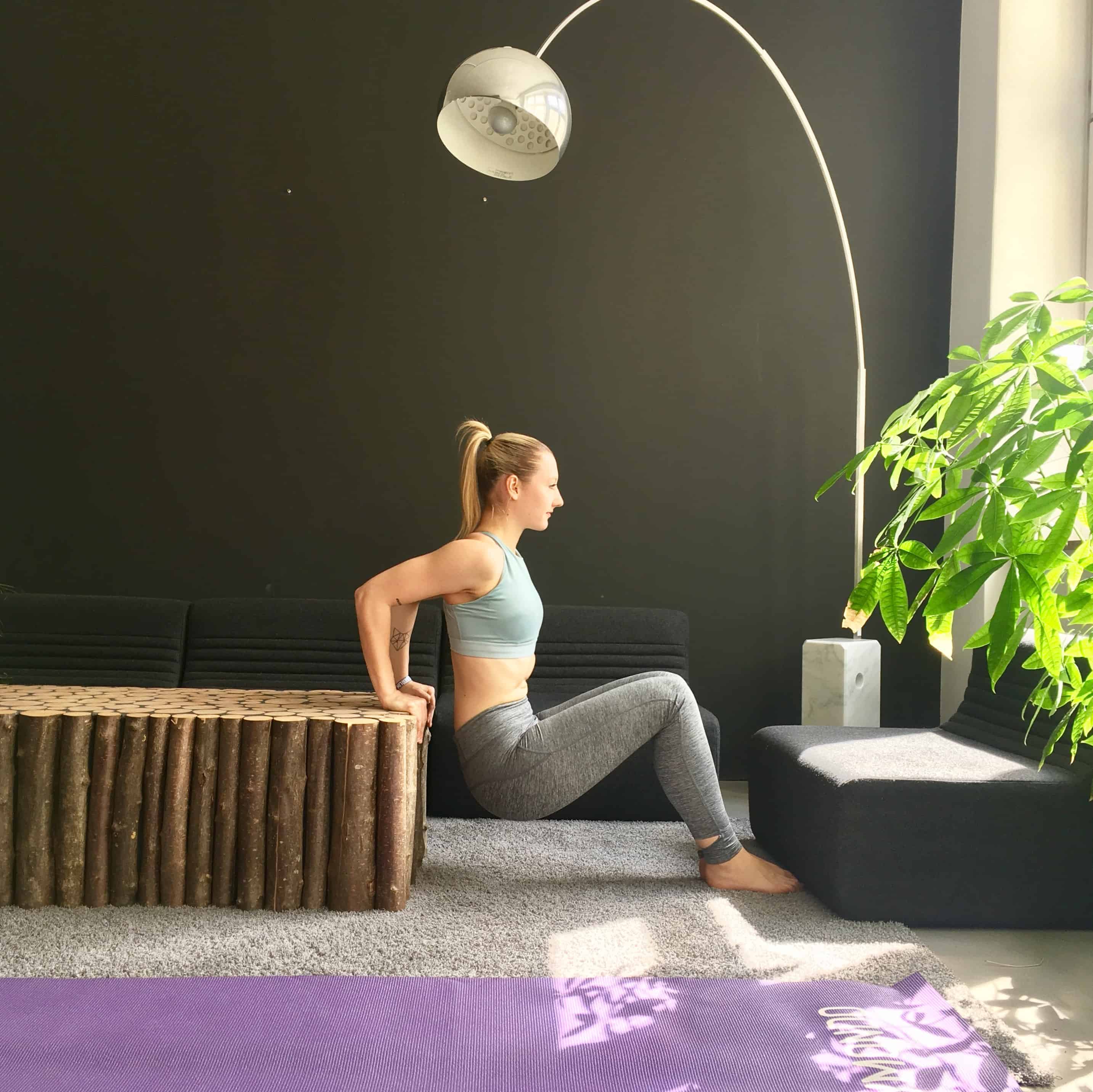 Frau macht Dips auf lila trainingsmatte