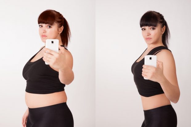 Junge Frau in Sportkleidung macht seitlich ein Foto