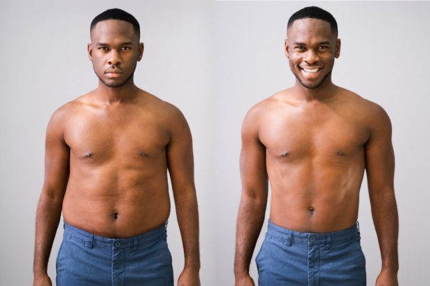 Junger Mann lächelt oberkörperfrei in die Kamera