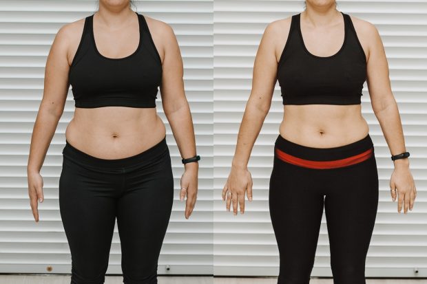 Frontalansicht einer jungen Frau mit Fokus auf die Körpermitte