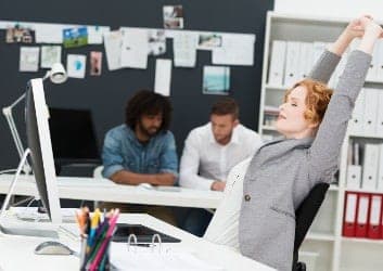 Frau entspannt sich im Büro