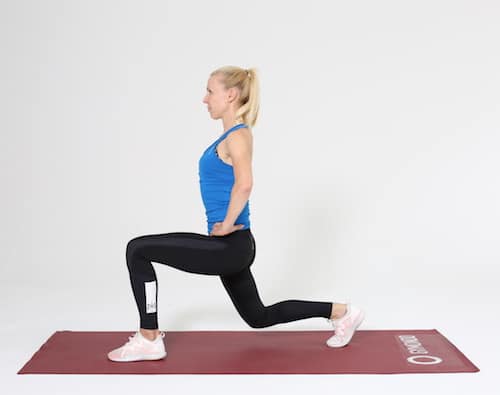 Frau macht Lunges auf roter Trainingsmatte