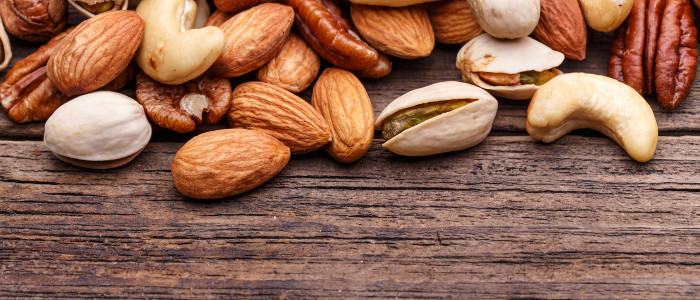 Tisch mit Nüssen als Proteinsnack