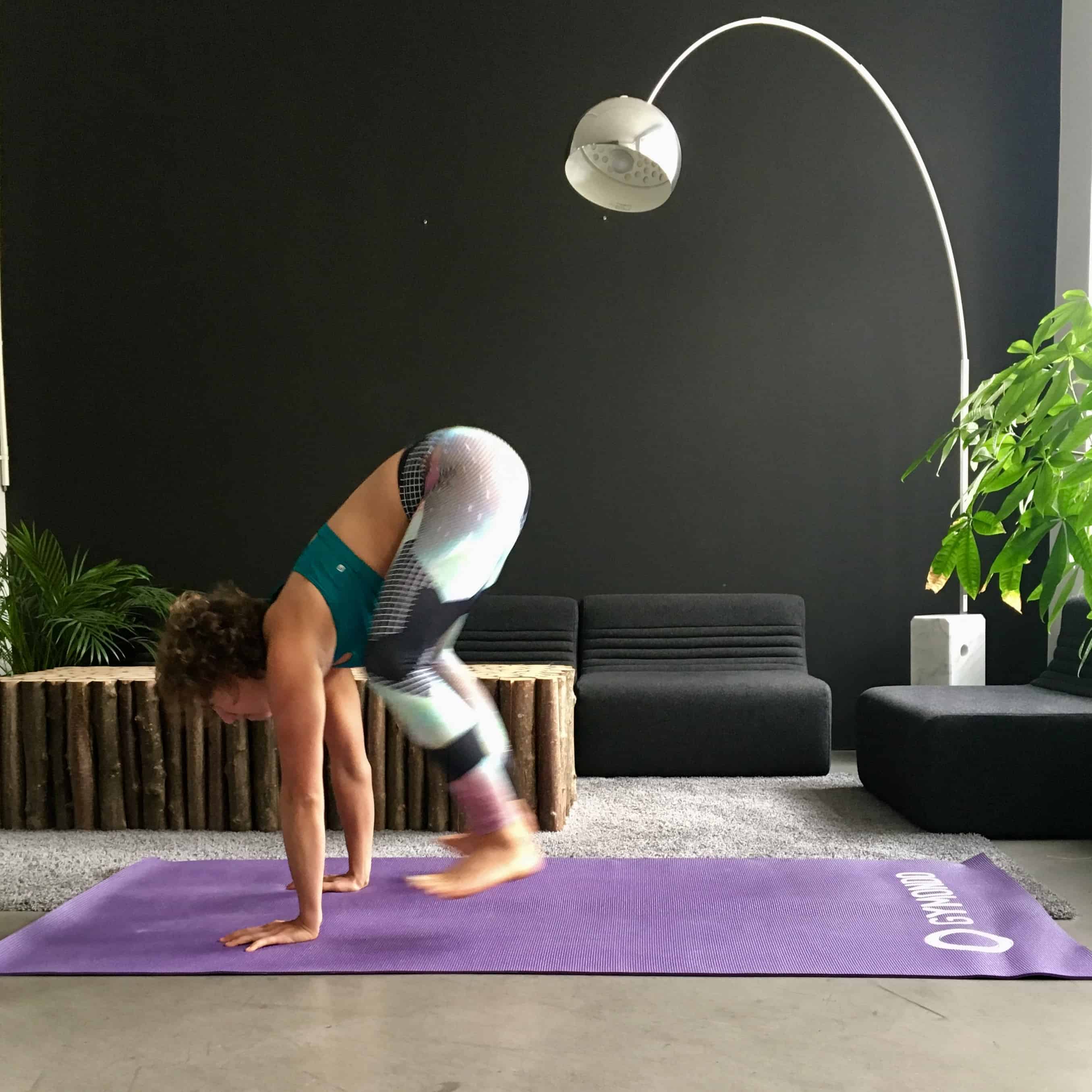 Frau macht Burpee auf lila trainingsmatte