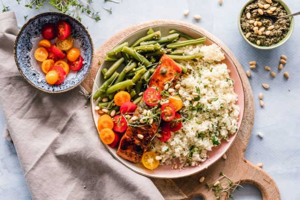 Ein Teller mit gesunden Lebensmitteln, die beim Abnehmen helfen können