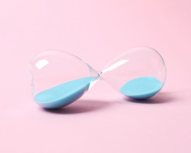 Uhrglas mit Sand als Anspielung auf fortschreitendes Alter