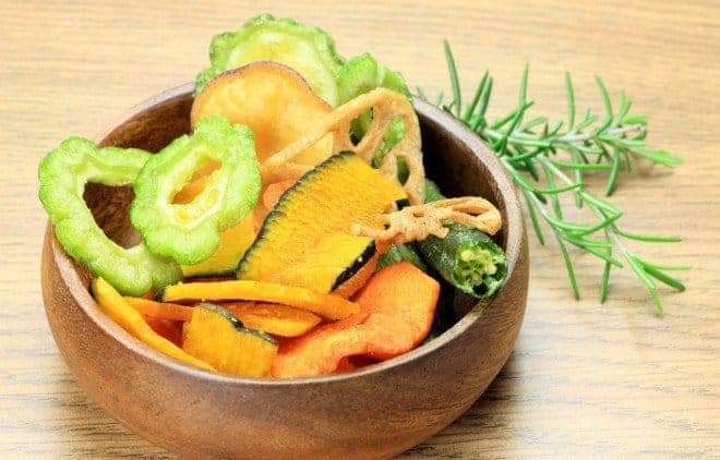 Schale gefüllt mit Gemüsechips aus Karotten, Paprika und Zucchini