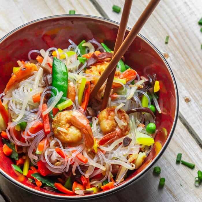 Surf 'n' Turf Glasnudelsalat in rotbrauner Keramikschüssel