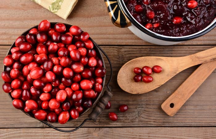 Reife Preiselbeeren  in einem Topf und einer Glasschale