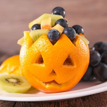 Gruseliger Halloween Obstsalat in Orange