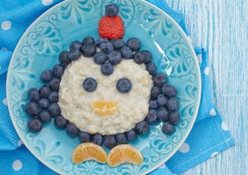 Pinguin Porridge mit Beeren
