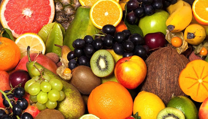 Großer Früchtereichtum: Kiwi, Grapefruit, Kokosnuss, Orange, Zitrone, Trauben