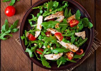 Hähnchenbrustfilet auf Rucolasalat