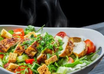 Grüner Salat mit Hähnchenstreifen