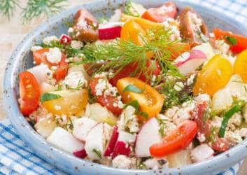 Würziger Tomaten Radieschen Salat mit frischen Kräutern