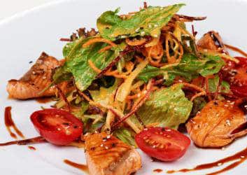 Asiatischer Salat mit Lachs