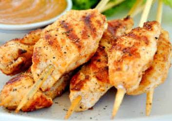 Hähnchen Saté Spieße mit Erdnussdip