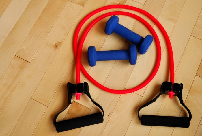 Kurzhanteln und Trainingsband.