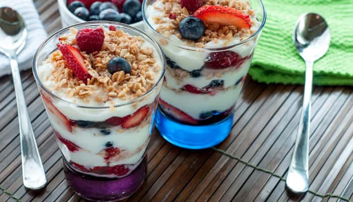 Zwei Gläser Erdbeer-Parfait mit Beeren und Haferflocken