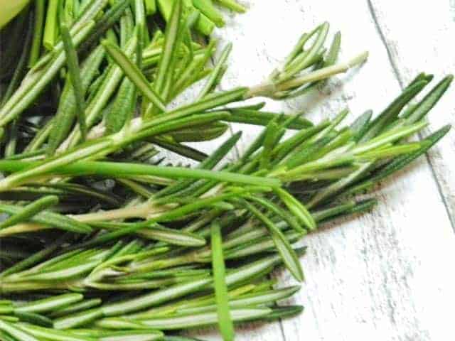 Frühlingssalat mit Spinat, Rucola und Hähnchenstreifen