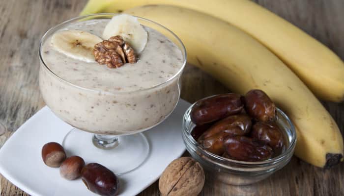 Ein Becher Bananen Walnuss Eis