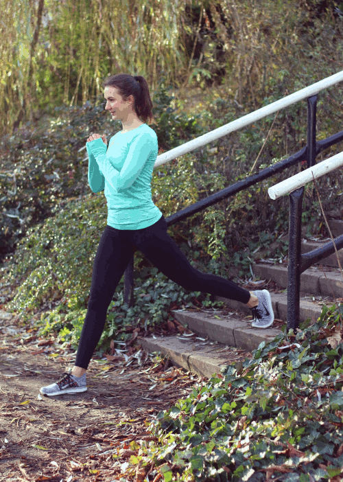 Lunges auf einer Treppenstufe