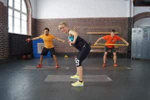 Gymondo Trainerin Caro nutzt ein Tube.