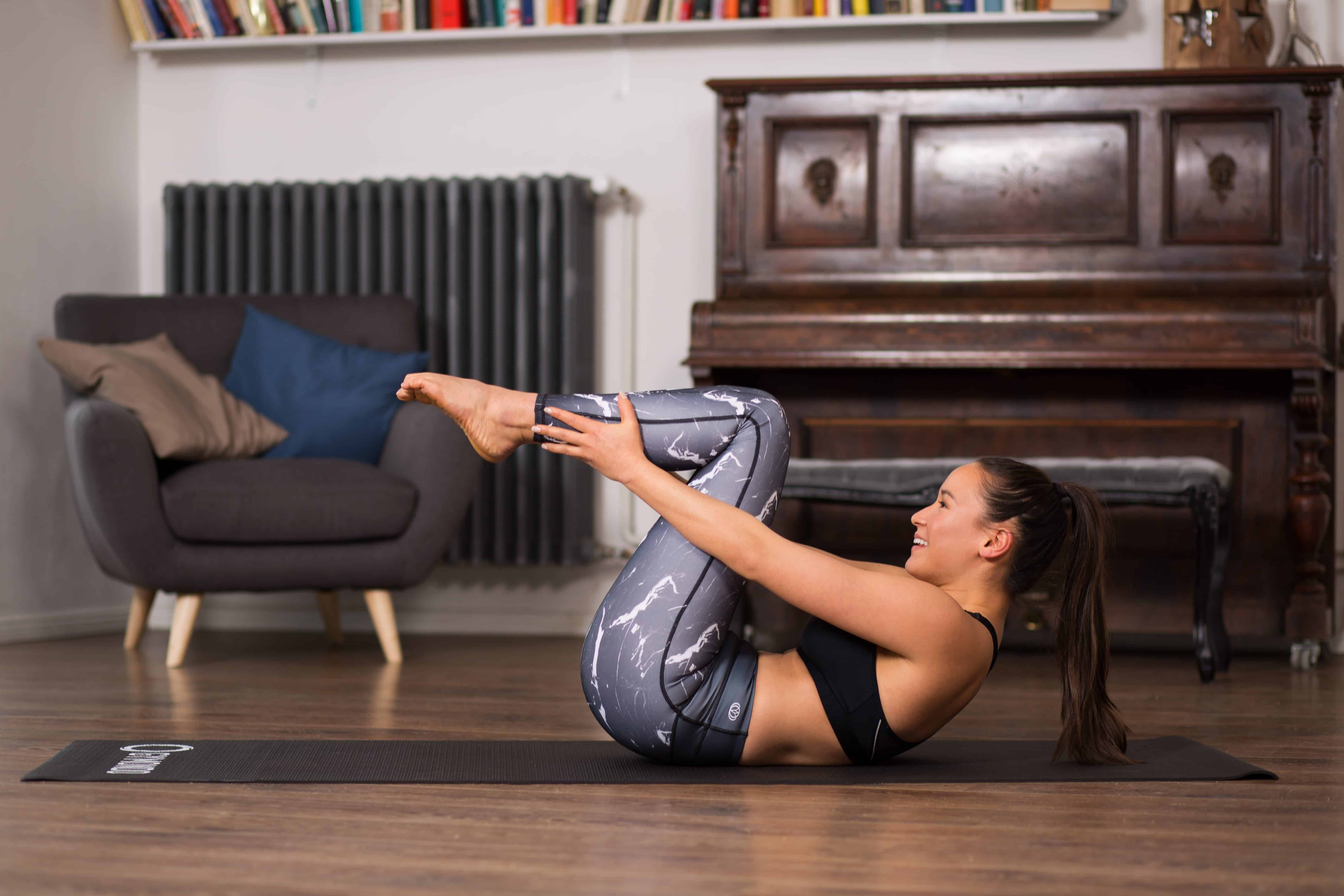 Frau macht Pilates - Double Leg Stretch
