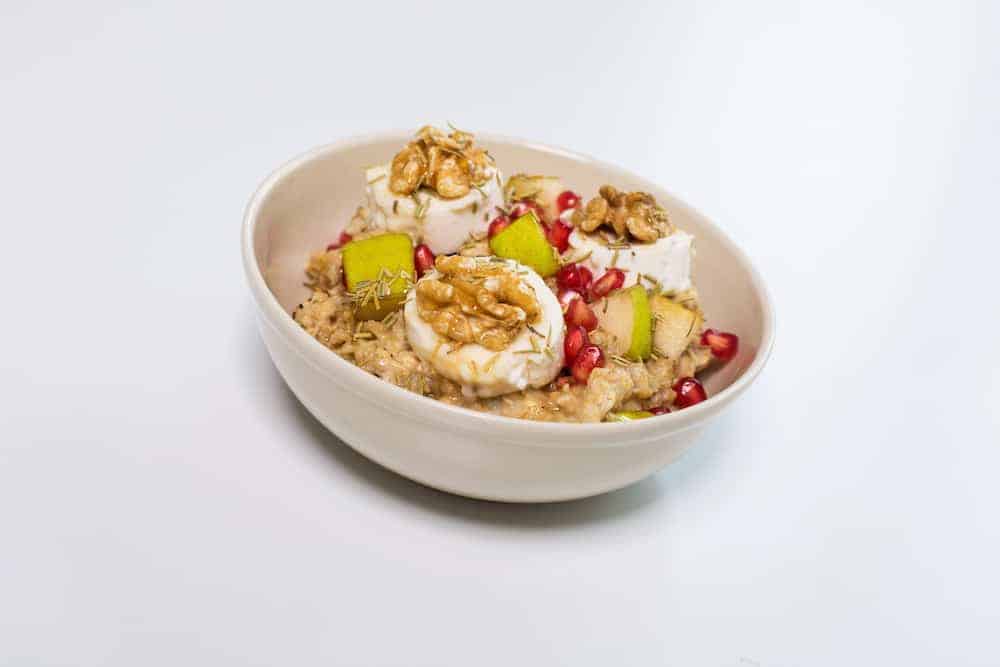 schüssel mit Haferbrei und nüssen