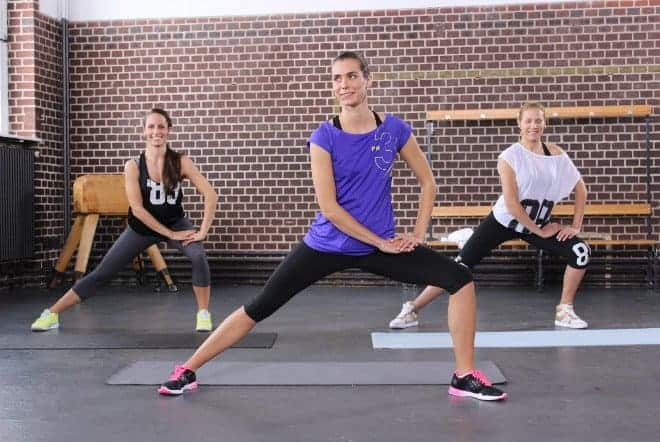 Drei Frauen machen Side Lunges. Gymondo Erfahrungen