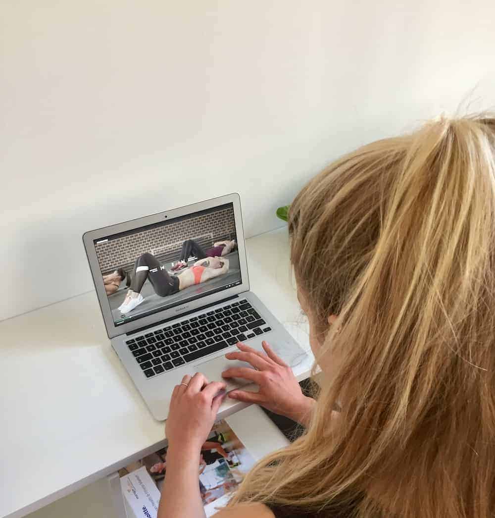 Junge Frau testet die Gymondo Website - Gymondo Erfahrungsbericht