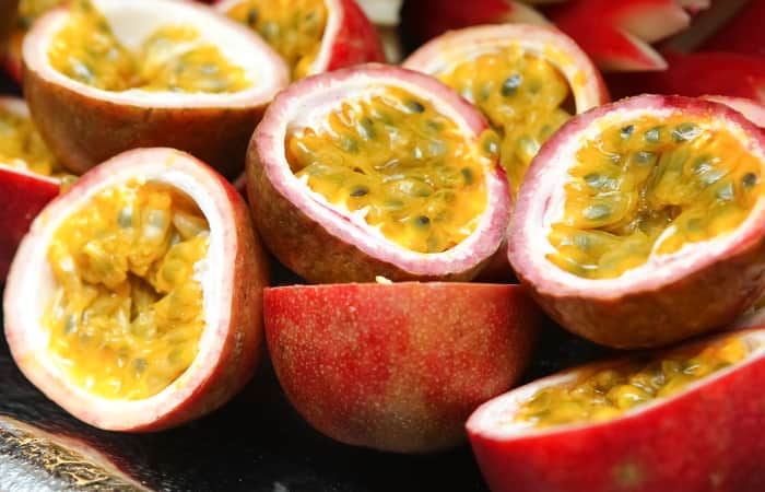 Halbierte Maracuja-Früchte