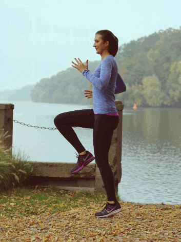 High Knee ist eine funktionale Bauchmuskel-Übung. Du ziehst abwechselnd Deine Beine hoch.