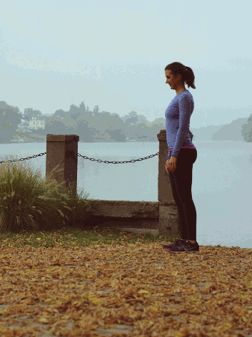 Beim Walk to Plank läufst Du aus dem aufrechten Stand in den Liegestütz und wieder zurück. Es ist eine funktionale Core-Übung, die auch Deine Bauchmuskeln beansprucht.