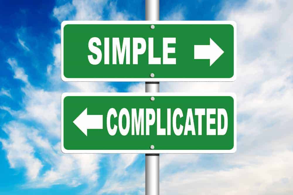 Grünes Straßenschild mit der Aufschrift simple und Pfeil nach rechts, darunter complicated mit Pfeil nach links