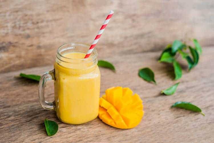 gelber shake im glas mit mango