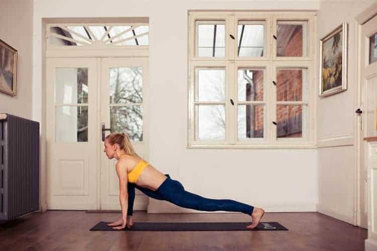 frau macht yoga tiefer Ausfallschritt seitlich