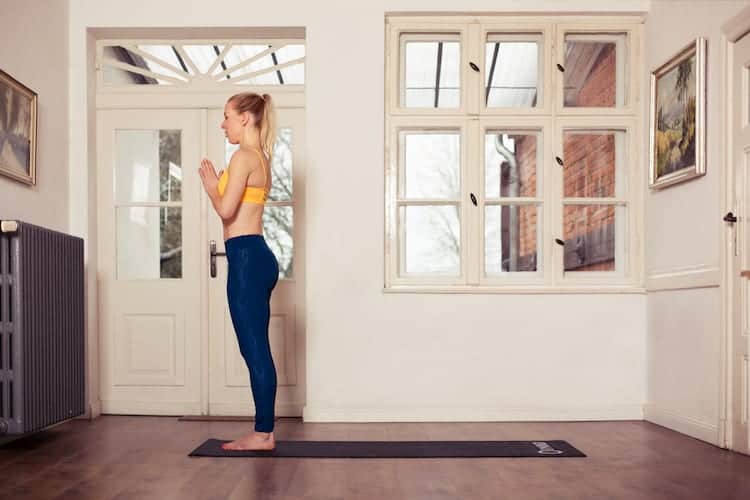 Frau macht Yoga Berg