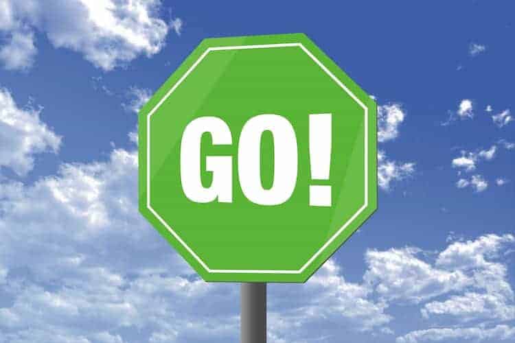 grünes Schild mit aufschrift go