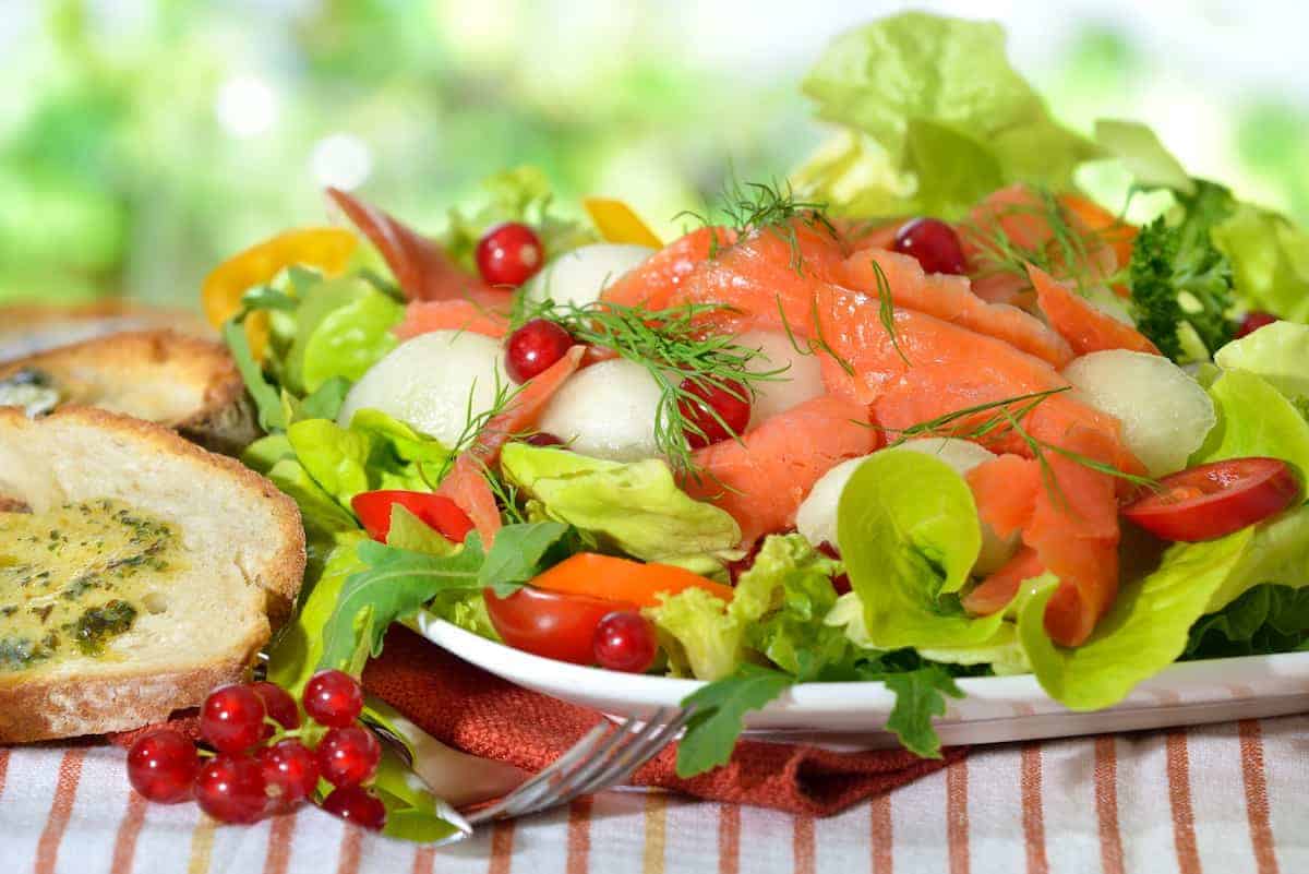 Salat mit Lachs