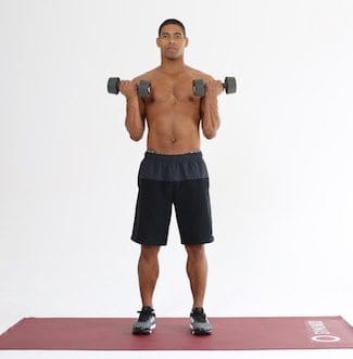 Mann macht Bizeps Curls auf dunkelroter Trainingsmatte