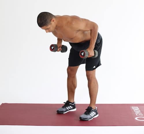 Mann macht Rows auf dunkelroter Trainingsmatte