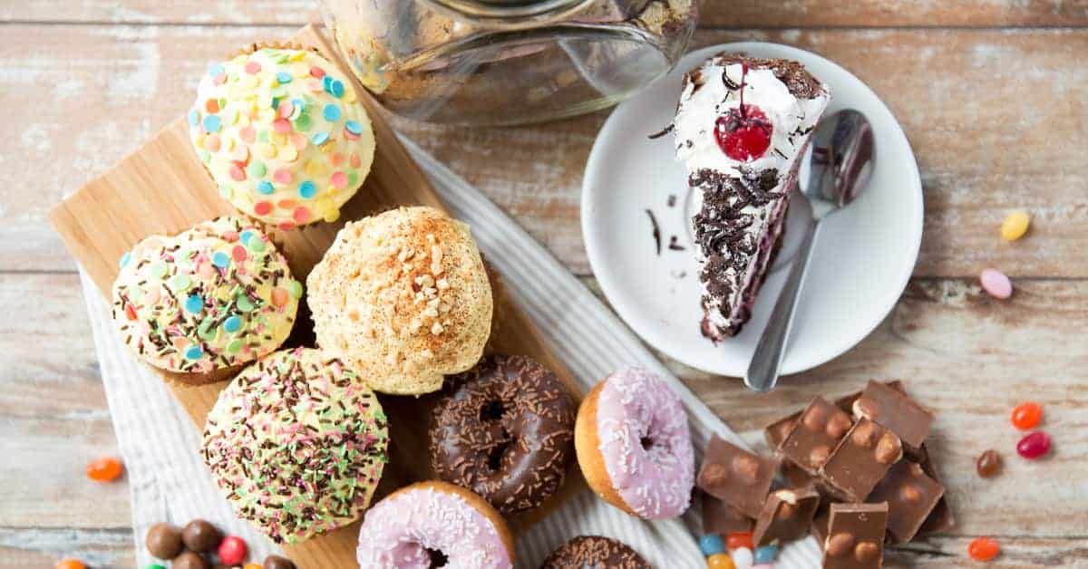 Ein Tisch voller zuckerhaltiger Süßigkeiten.