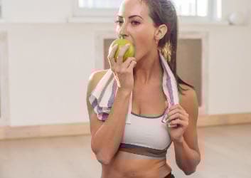 Sportlerin isst vor dem Training